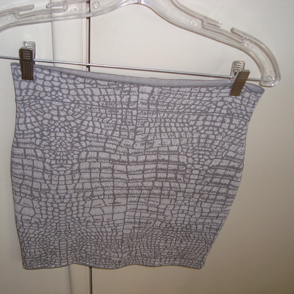BCBG Max Azria Mini Short Skirt Greyish Snake Print Color - Picture 4 of 8